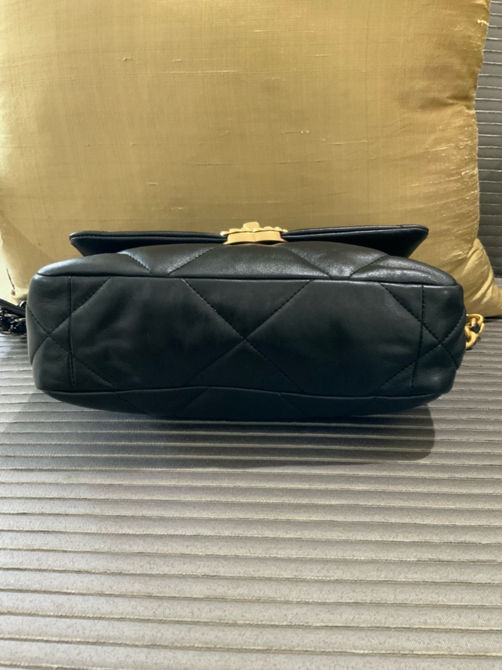 Classic CHANEL Bag: A Stylish and Versatile Choice for Elegance - Picture 9 of 9